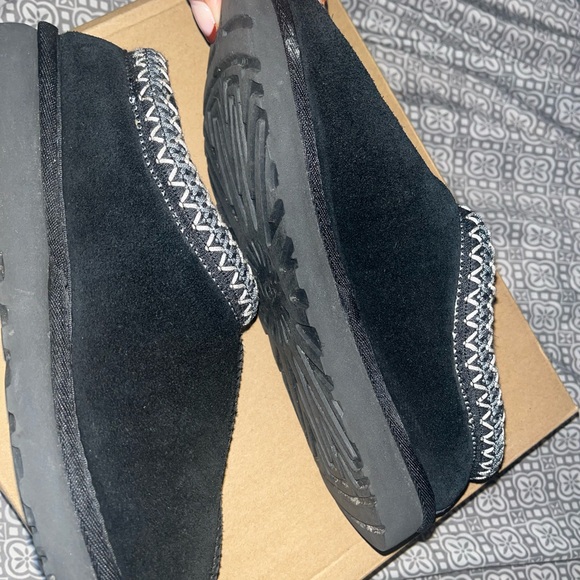Ugg slipper size 8 - Picture 2 of 3